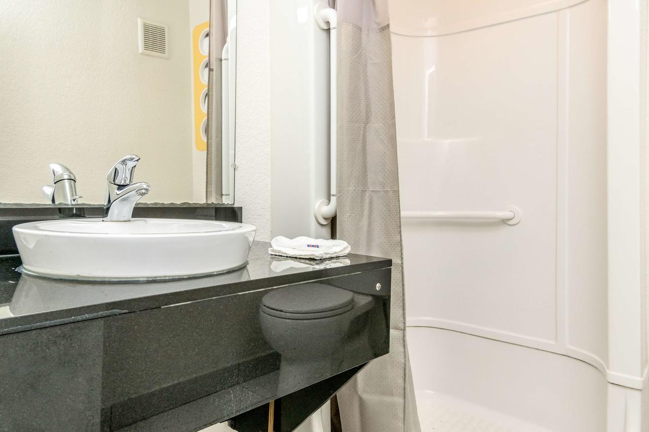 Motel 6 Fort Worth North Haltom City Экстерьер фото