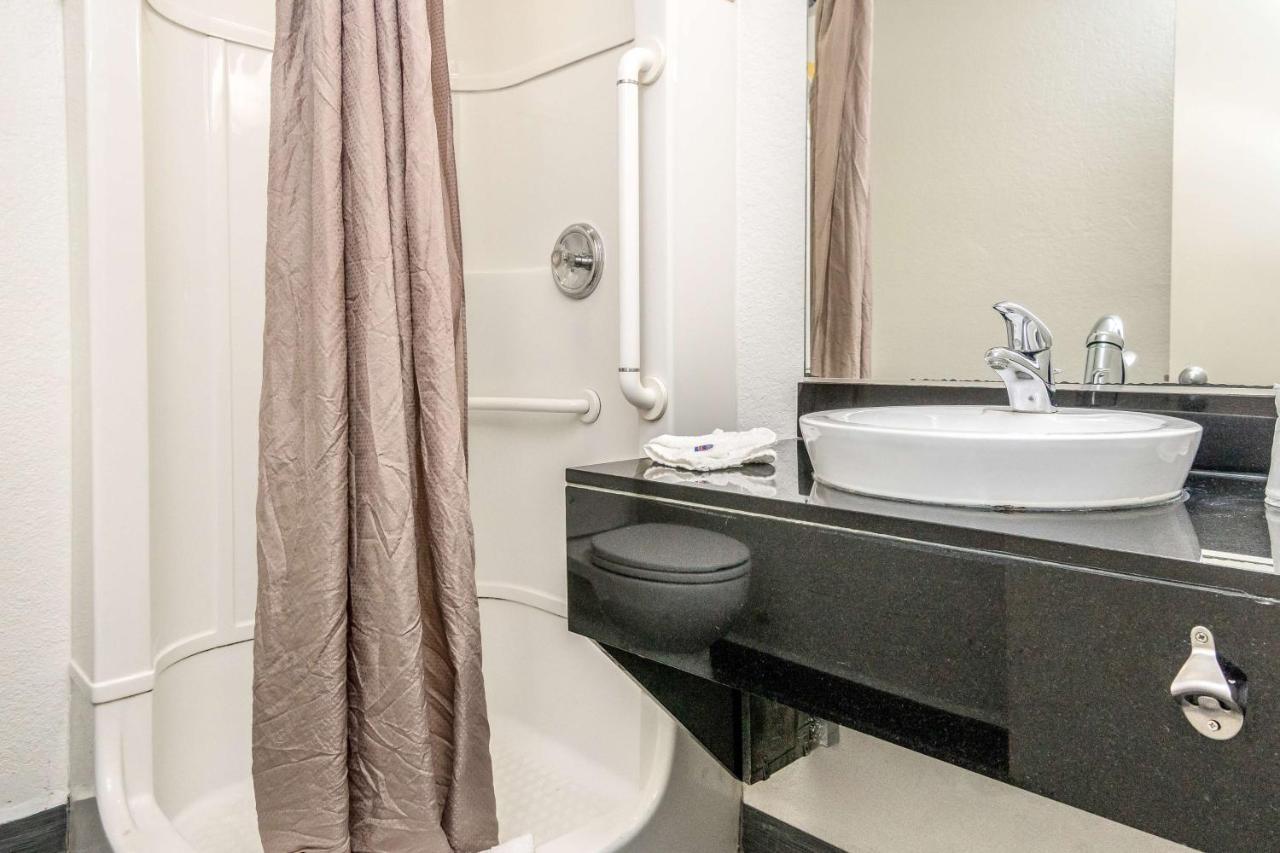 Motel 6 Fort Worth North Haltom City Экстерьер фото