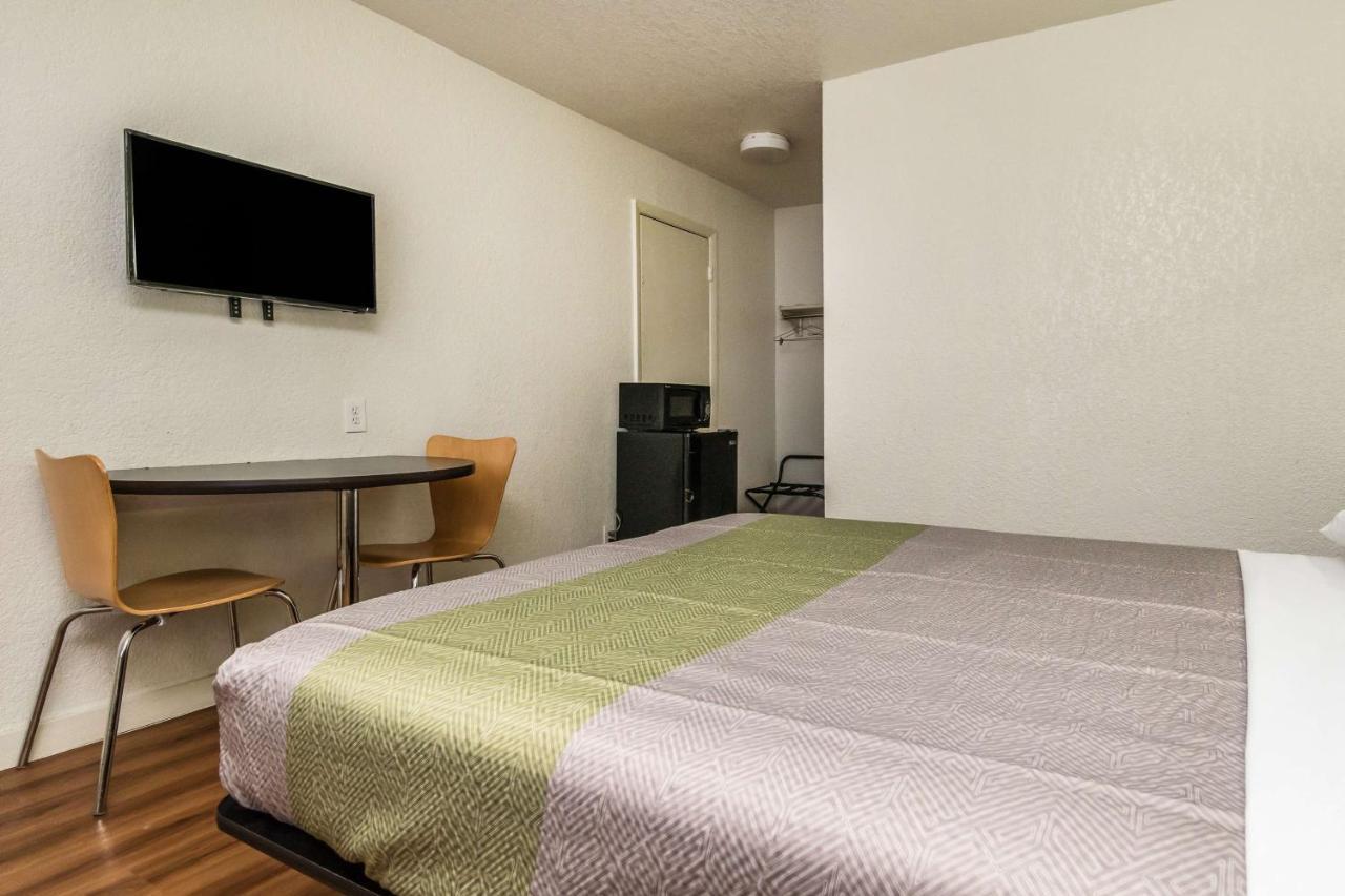 Motel 6 Fort Worth North Haltom City Экстерьер фото
